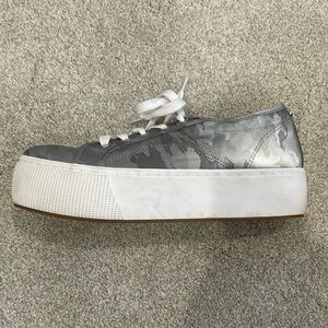 Steve Madden Emmi Platform Sneakers. Size 8